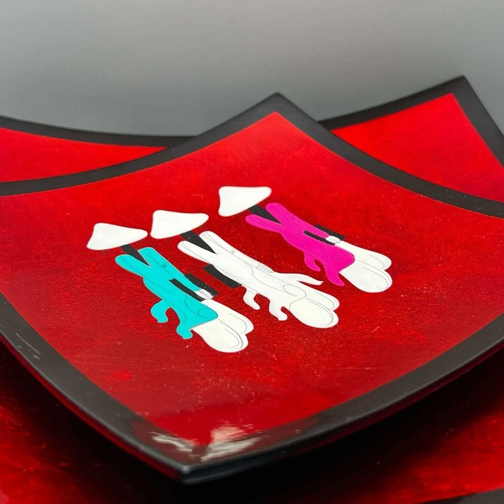 VIETNAMESE Set Of 2 RED LACQUERED CURVED DECORATIVE DISHES‎ 3 WOMEN W/books EUC
